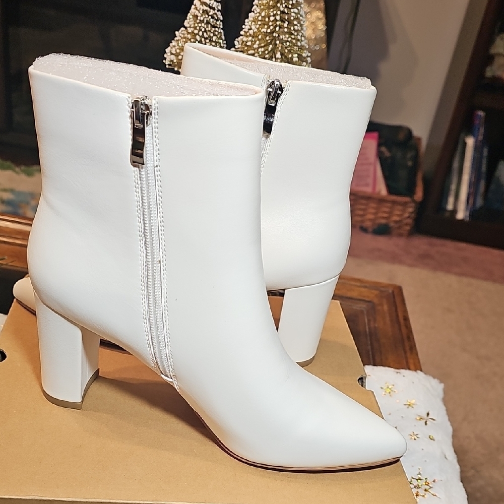 Elegant White Heeled Boots